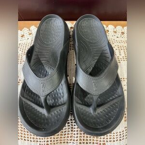 NuuSol women’s flip flops in excellent condition. Color is black and are size 8